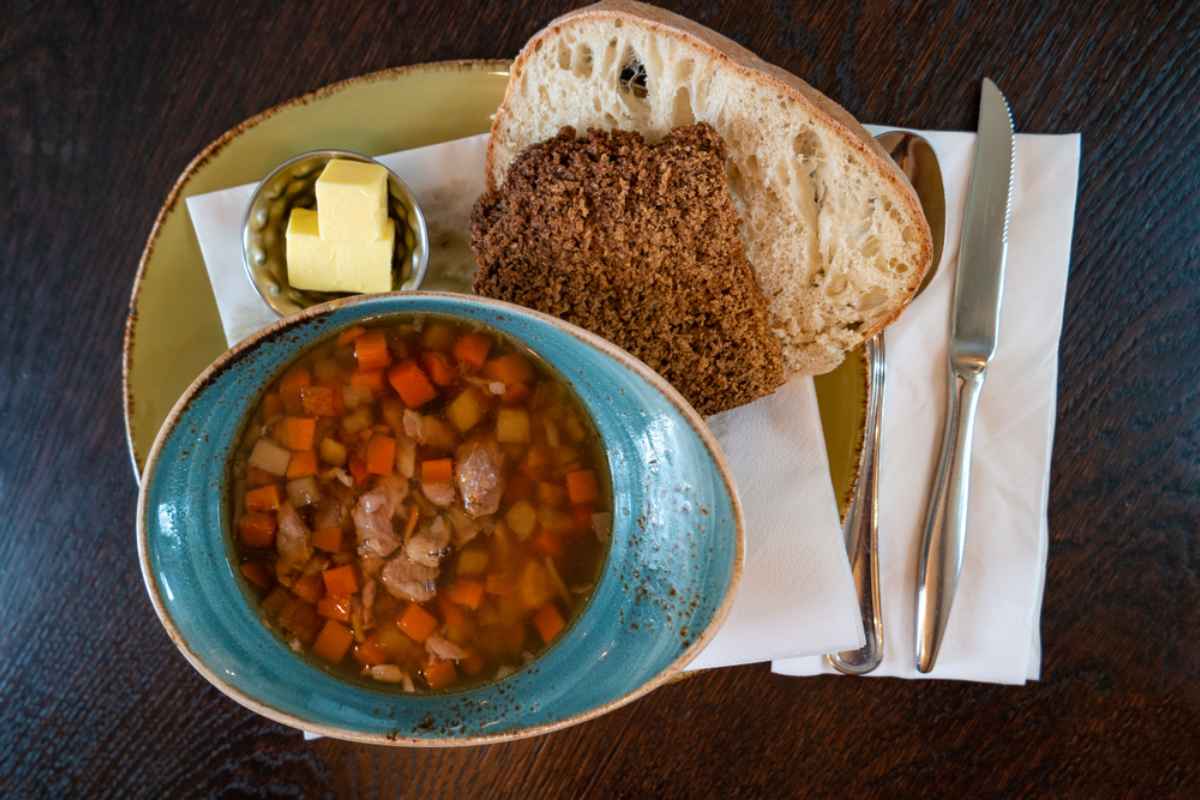 Icelandic lamb soup accompained by bread and butter