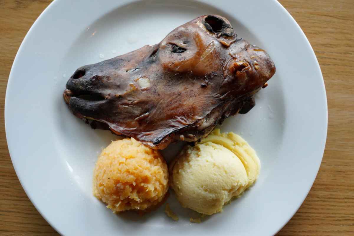 Svid: head of a lamb boiled and served with mashed potatoes