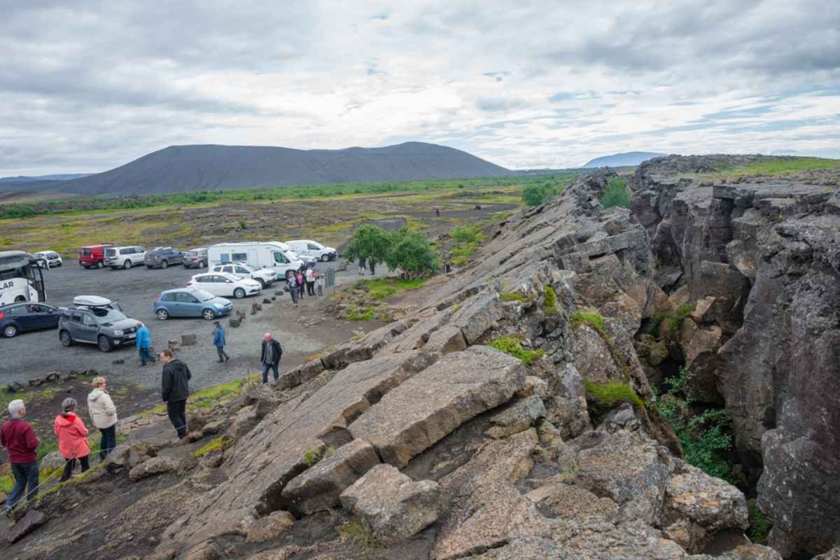 Group of tourist by the parking lot of the grjótagjá lava cave