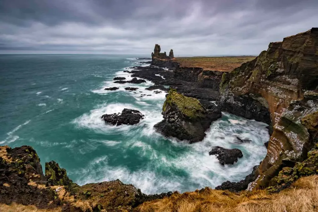 Londrangar: The ‘Rocky Castle’ in Iceland for Avid Birdwatchers