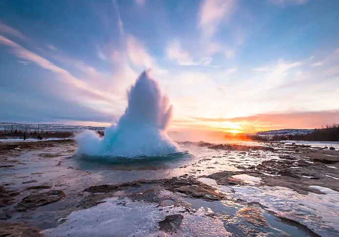 Iceland road trip routes: Golden circle with strokkur erupting