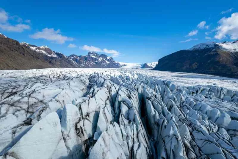 Svínafellsjökull: A Tourist's Guide to Iceland's Breathtaking Frozen Landscape