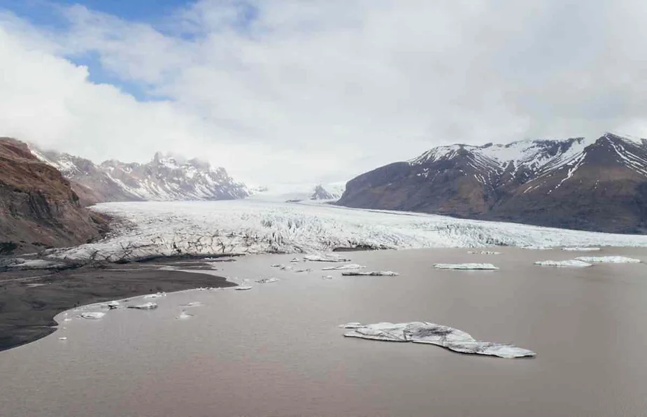 Discover the Majestic Hofsjökull Glacier in Iceland: A Traveler's Guide