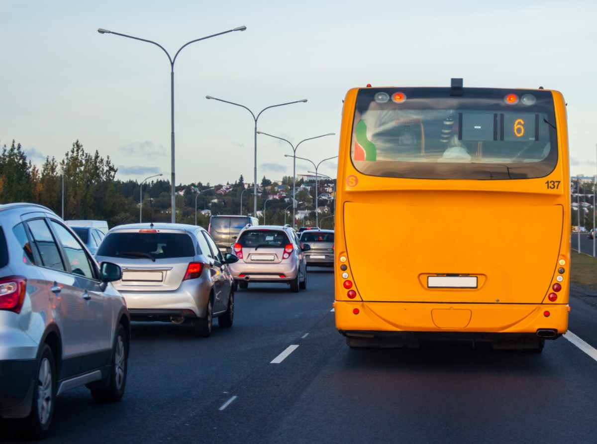 Städtischer Bus in Reykjavik auf der Straße