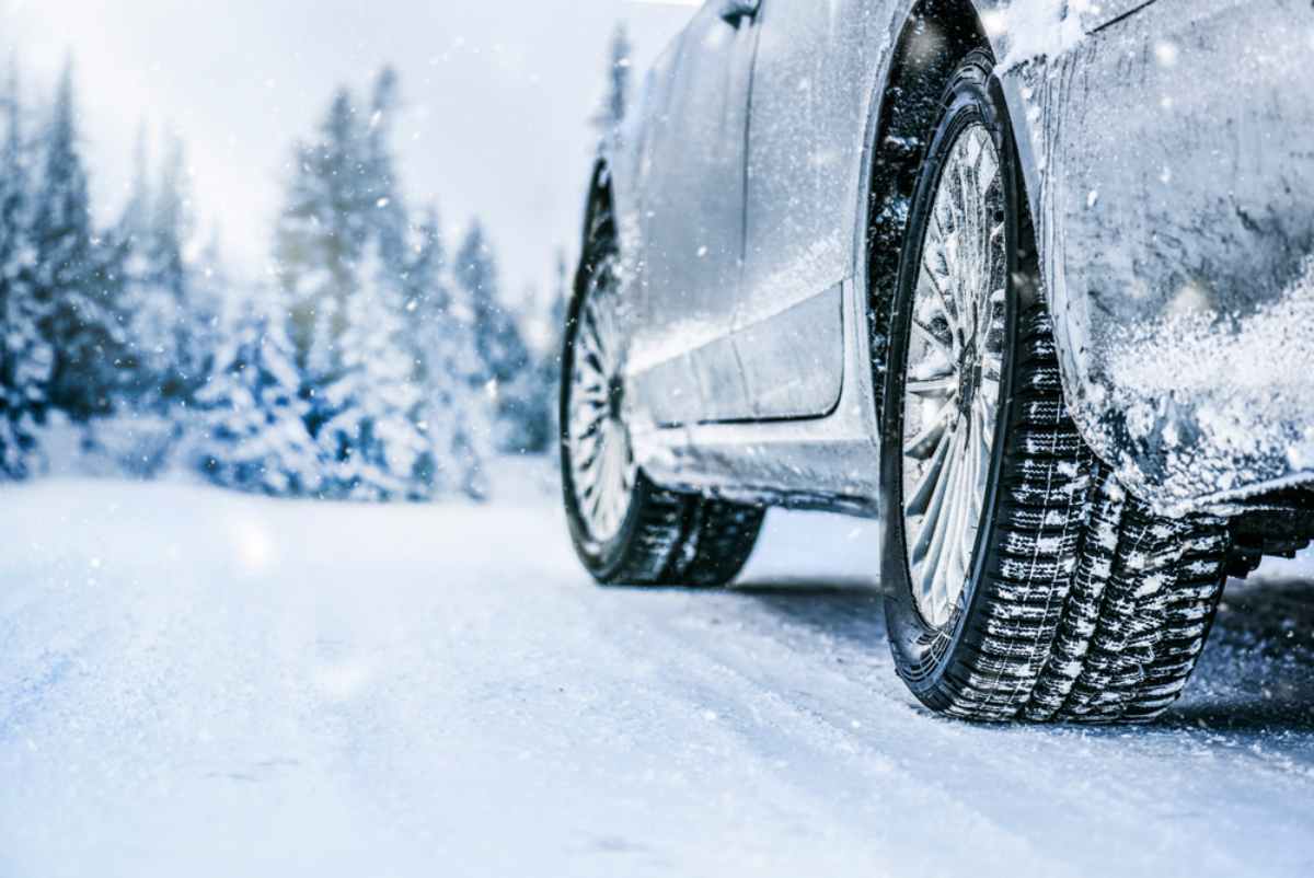 Allradfahrzeug auf einer verschneiten Straße