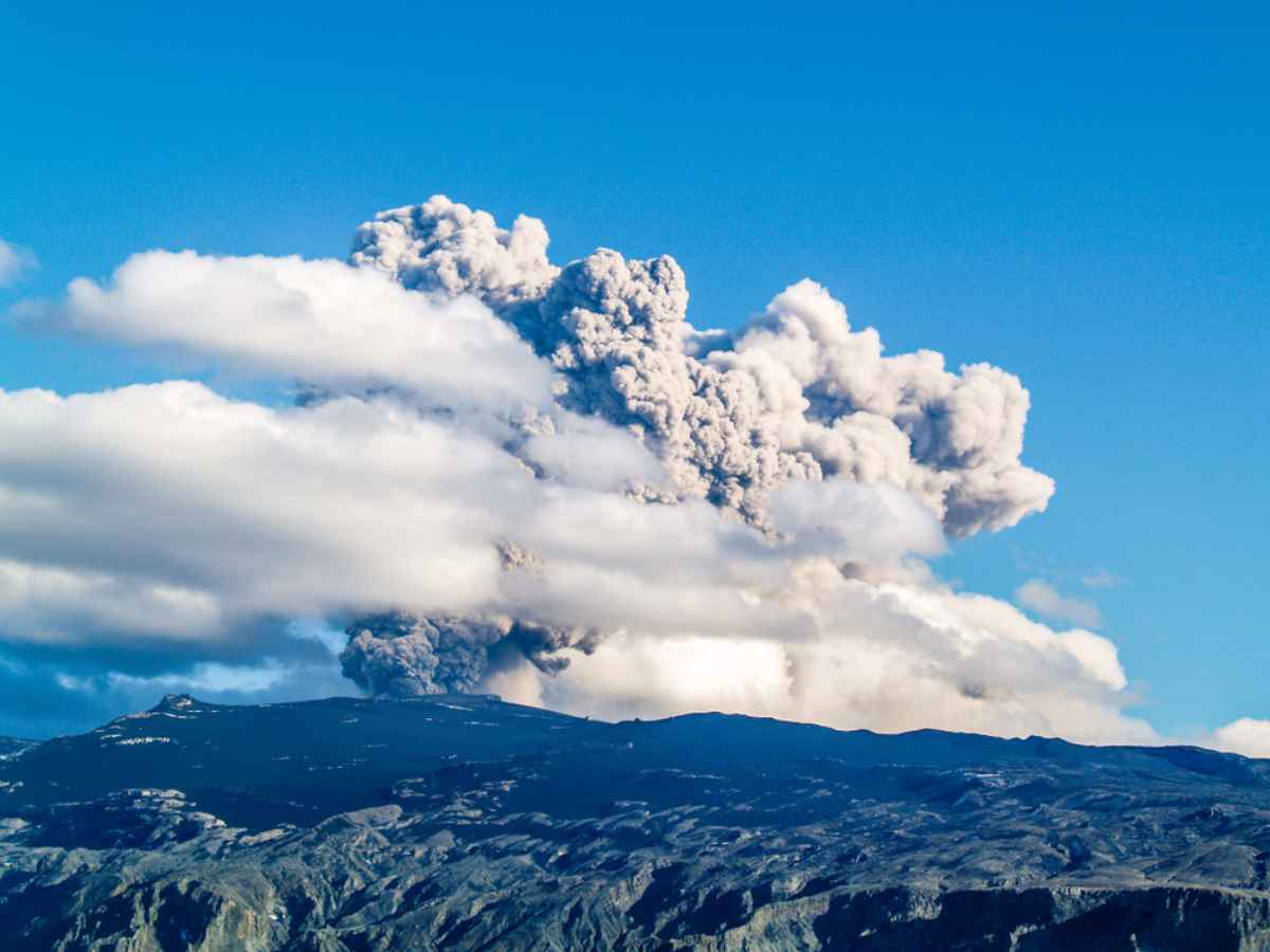 Pflaume und Asche, die vom Vulkan Ejafjallajokull in die Luft geschleudert werden