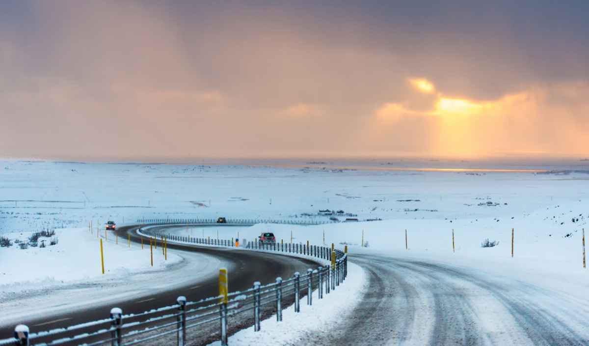 Schneebedeckte, kurvige Straße in Island