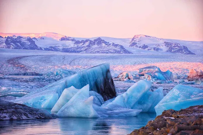 Trozos de hielo flotando en una laguna glaciar