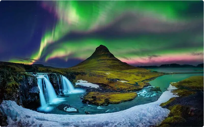 La montaña Kirkjufell con auroras boreales en el cielo