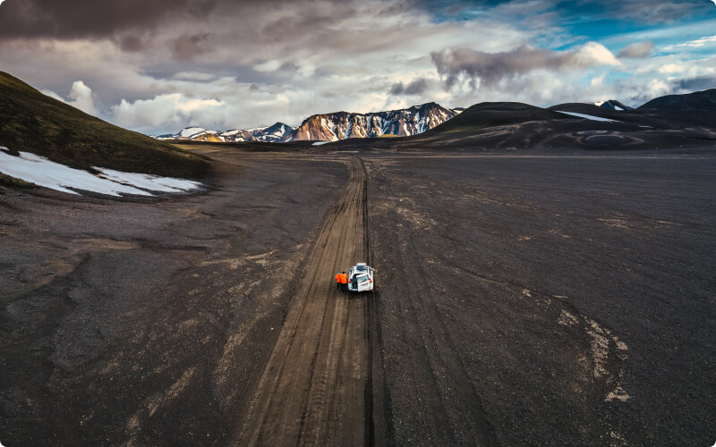 Cruce remoto en las tierras altas de Islandia con señales que indican Kverkfjöll, Möðrudalur y Askja, situado en un paisaje árido y cielo nublado