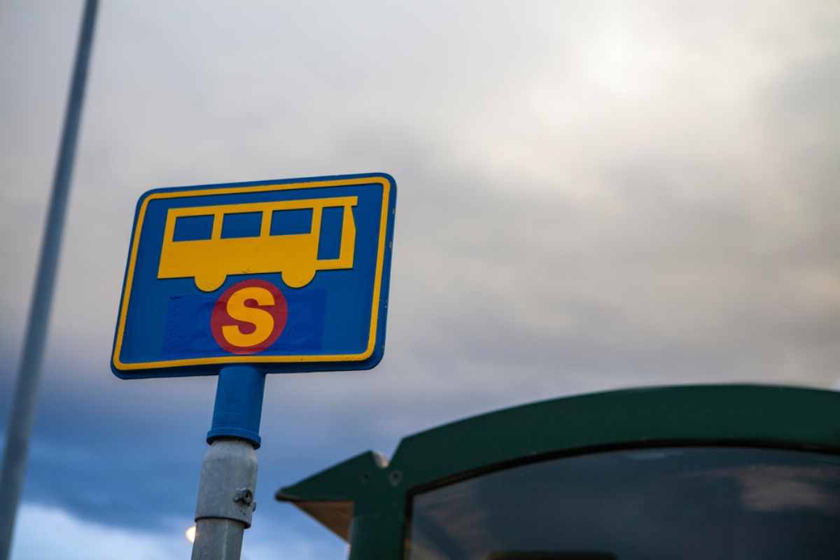 Señal de parada en la estación de autobuses de la ciudad de Reykjavík