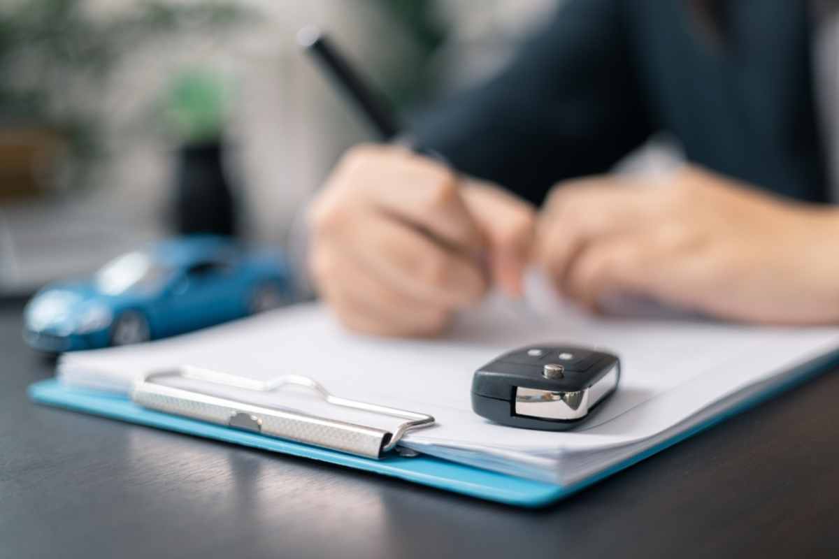 Persona firmando su contrato de alquiler de coche