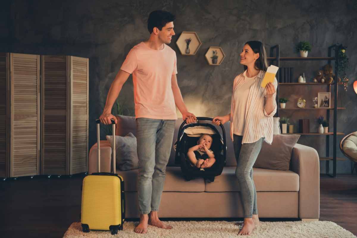 Padres con su bebé en una silla de coche portátil listos para viajar