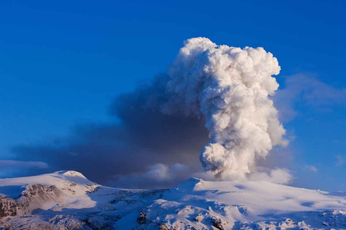 Partículas finas de ceniza siendo expulsadas por el volcán Eyjafjallajokull, Islandia