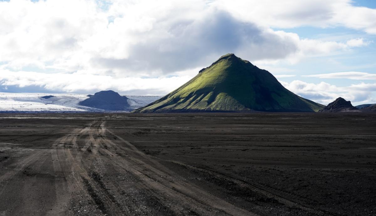 Route non pavée en Islande couverte de cendres volcaniques