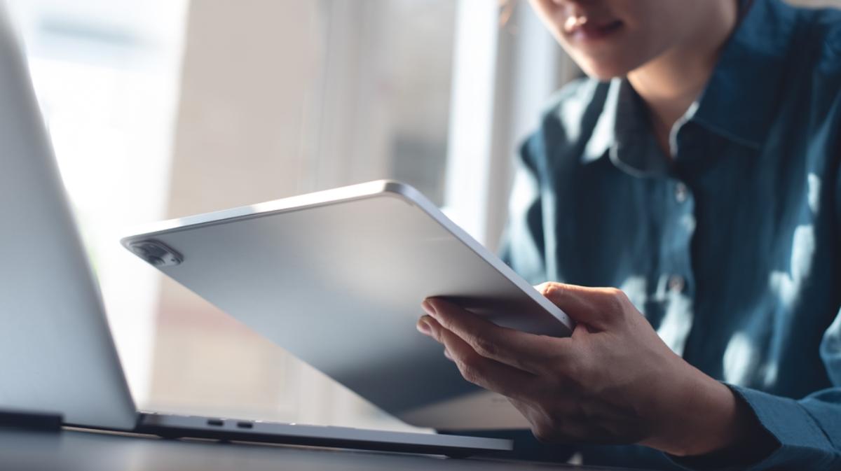 Femme sur une tablette achetant une assurance SAAP pour sa location de voiture en Islande