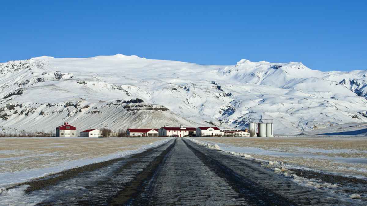 Route menant à une ferme près du volcan Eyjafjallajökull, recouverte de neige