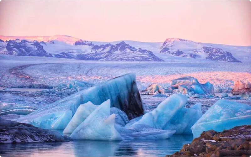 Blocchi di ghiaccio che galleggiano in una laguna glaciale